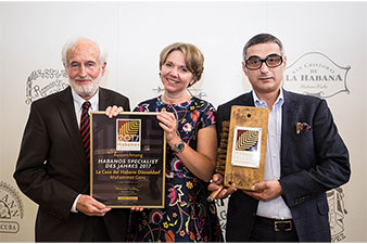 (von links) 5th Avenue-Geschäftsführer Heinrich Villiger freut sich mit Gabi und Muhammet Genc über die Verleihung des „Habanos Specialist des Jahres 2017“. 